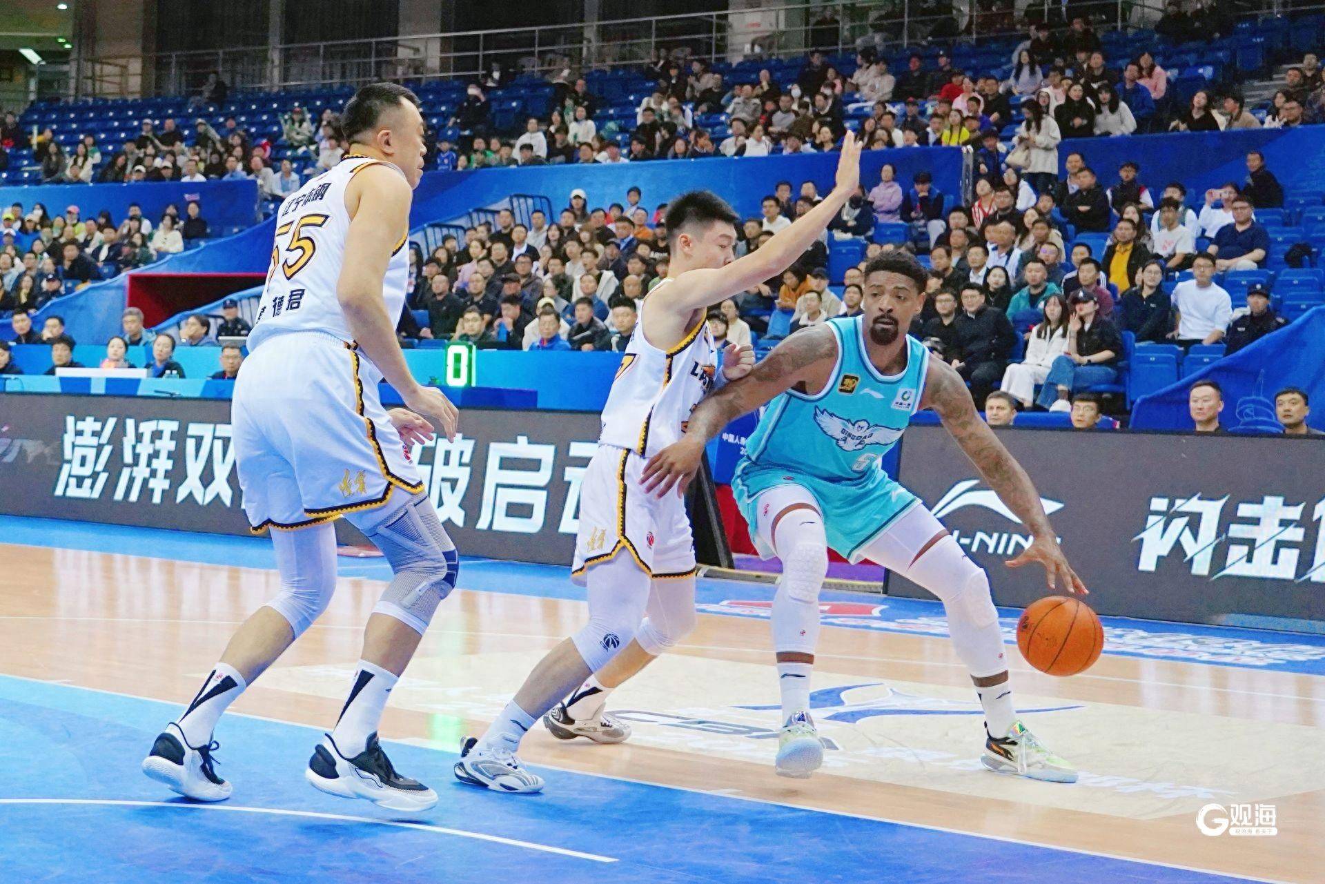 广东男篮力克青岛队，豪取九连胜