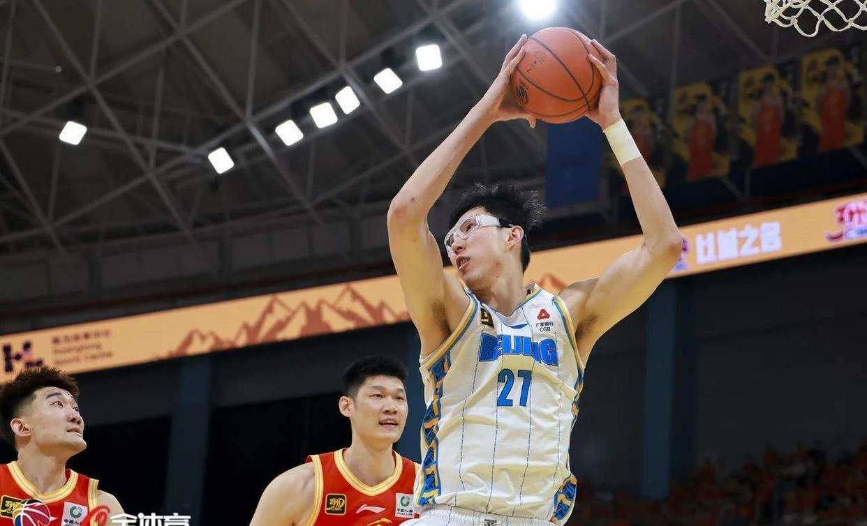 周琦复出表现抢眼，助球队取得胜利