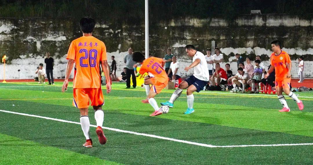 关于势均力敌，足球赛事将进入高潮的信息