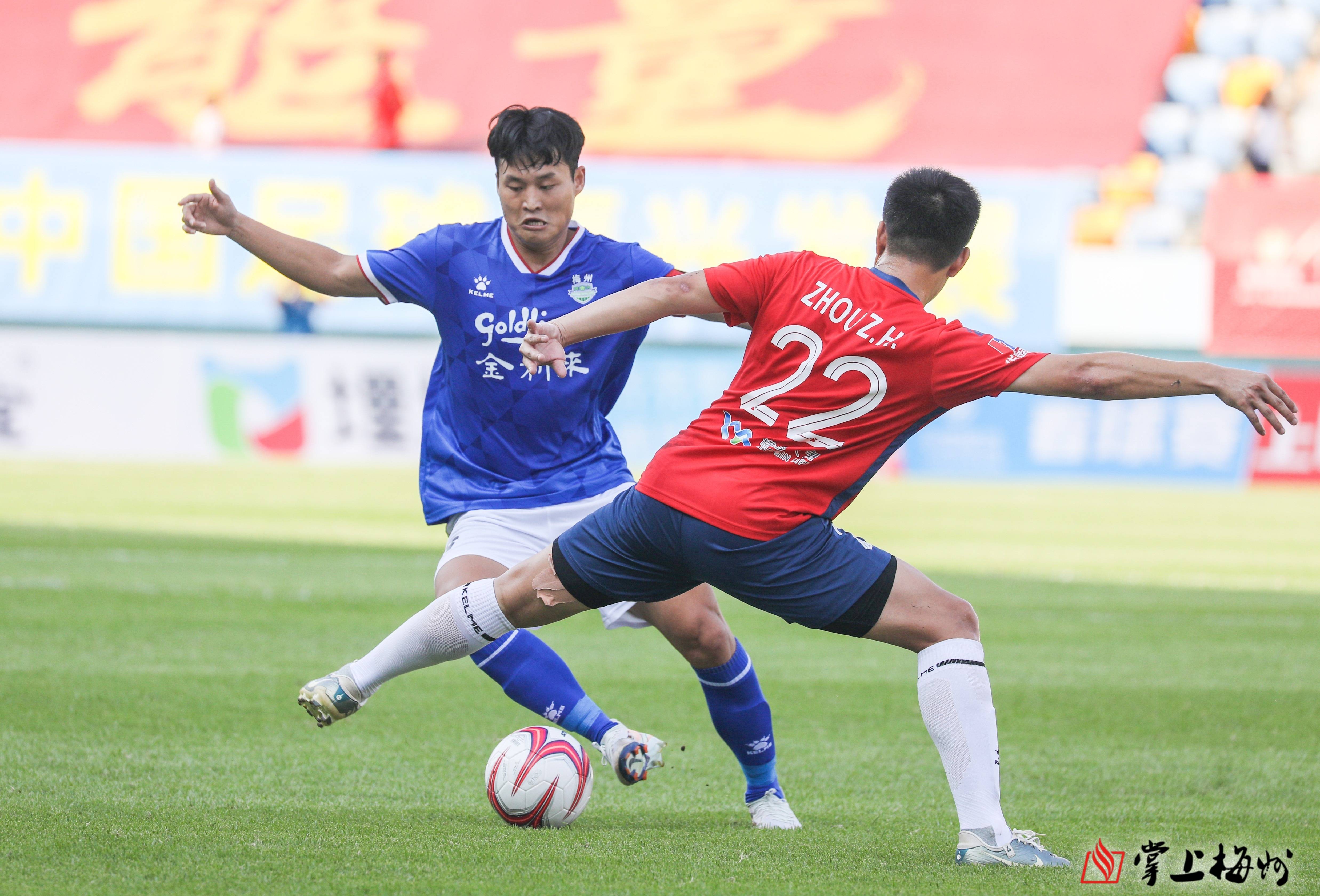 关于势均力敌，足球赛事将进入高潮的信息