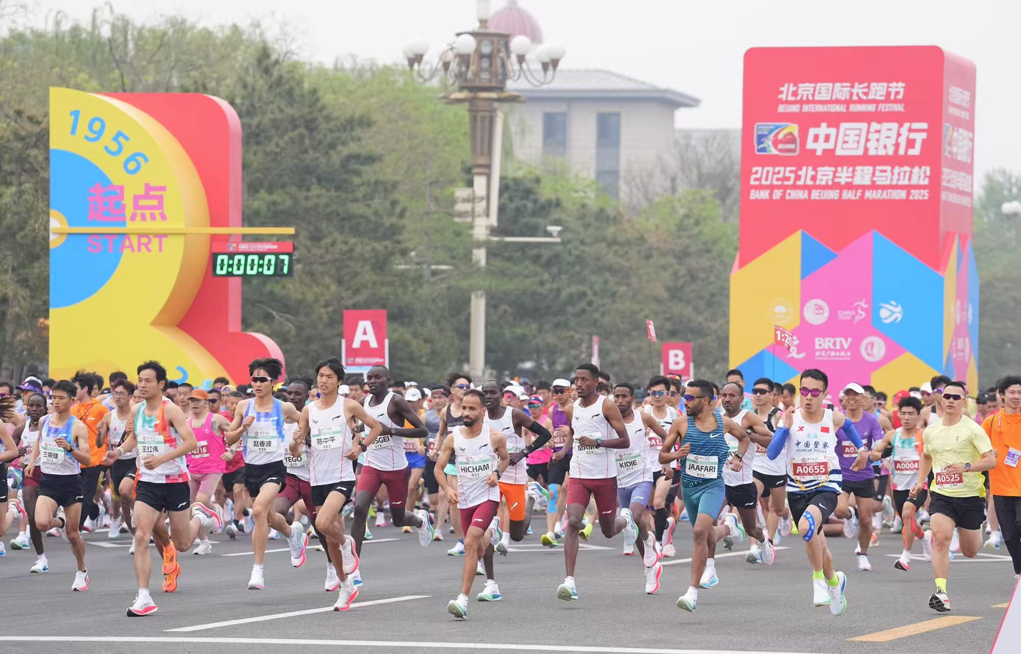 肯尼亚队瞩目登顶，双马首战成功