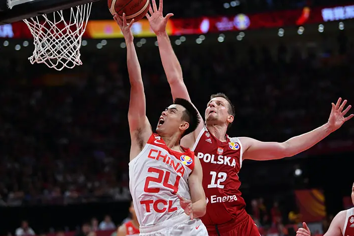 波兰队在客场击败立陶宛队，继续领跑C组