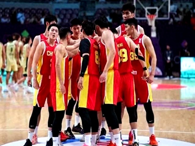 球员在比赛中全力以赴奋力拼搏