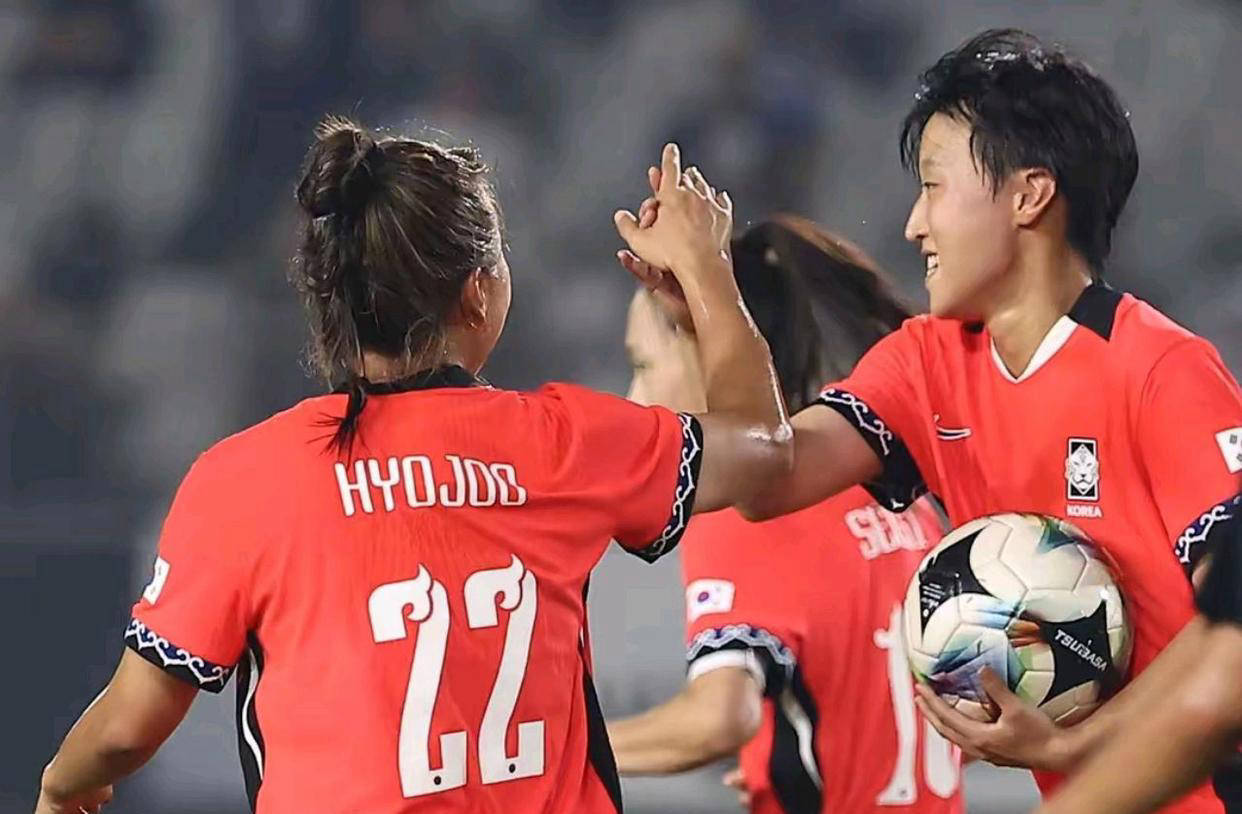 阳光灿烂女足比赛中炙热的拼搏精神的简单介绍