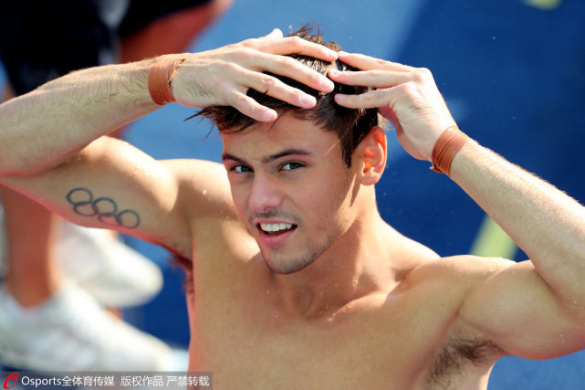 俄罗斯跳水选手高空翻飞获得冠军