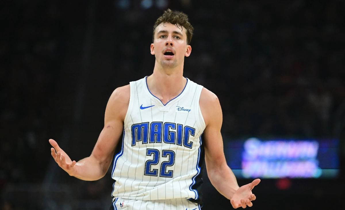 凯尔特人大胜马刺，强势登顶东部