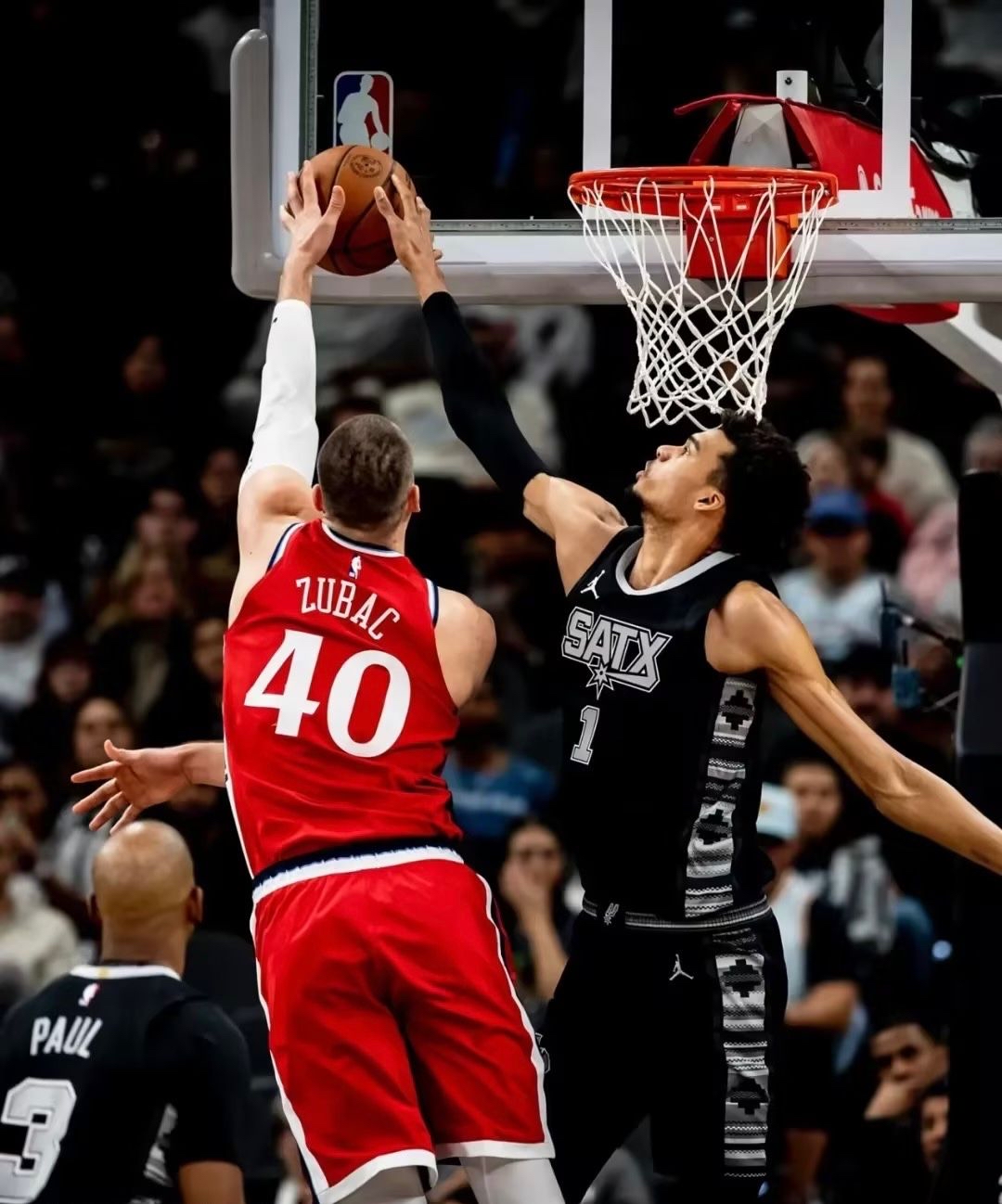 快船击败马刺，保持领先