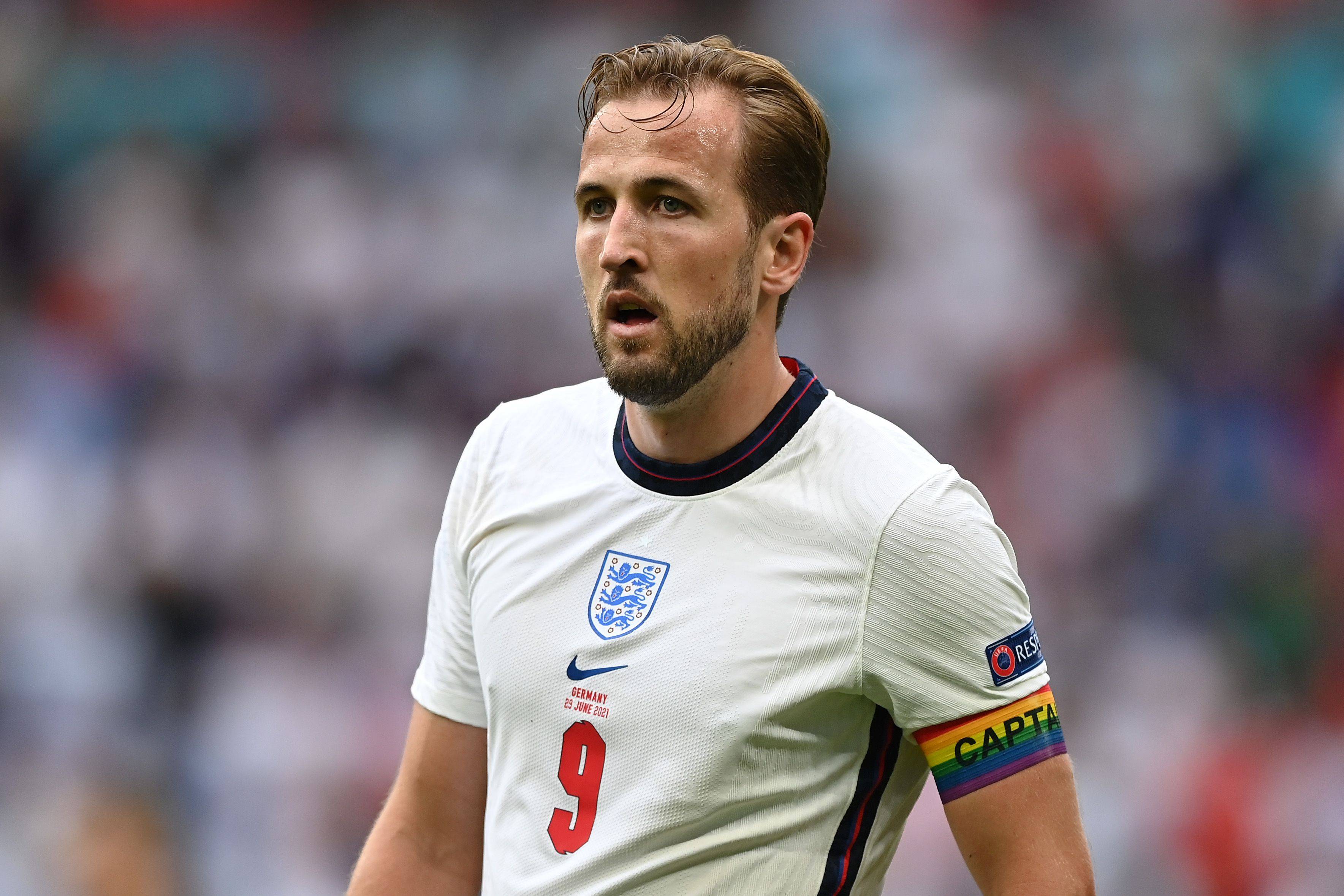 足球明星表现抢眼,场上表现备受瞩目 足球明星表现抢眼,场上表现备受瞩目