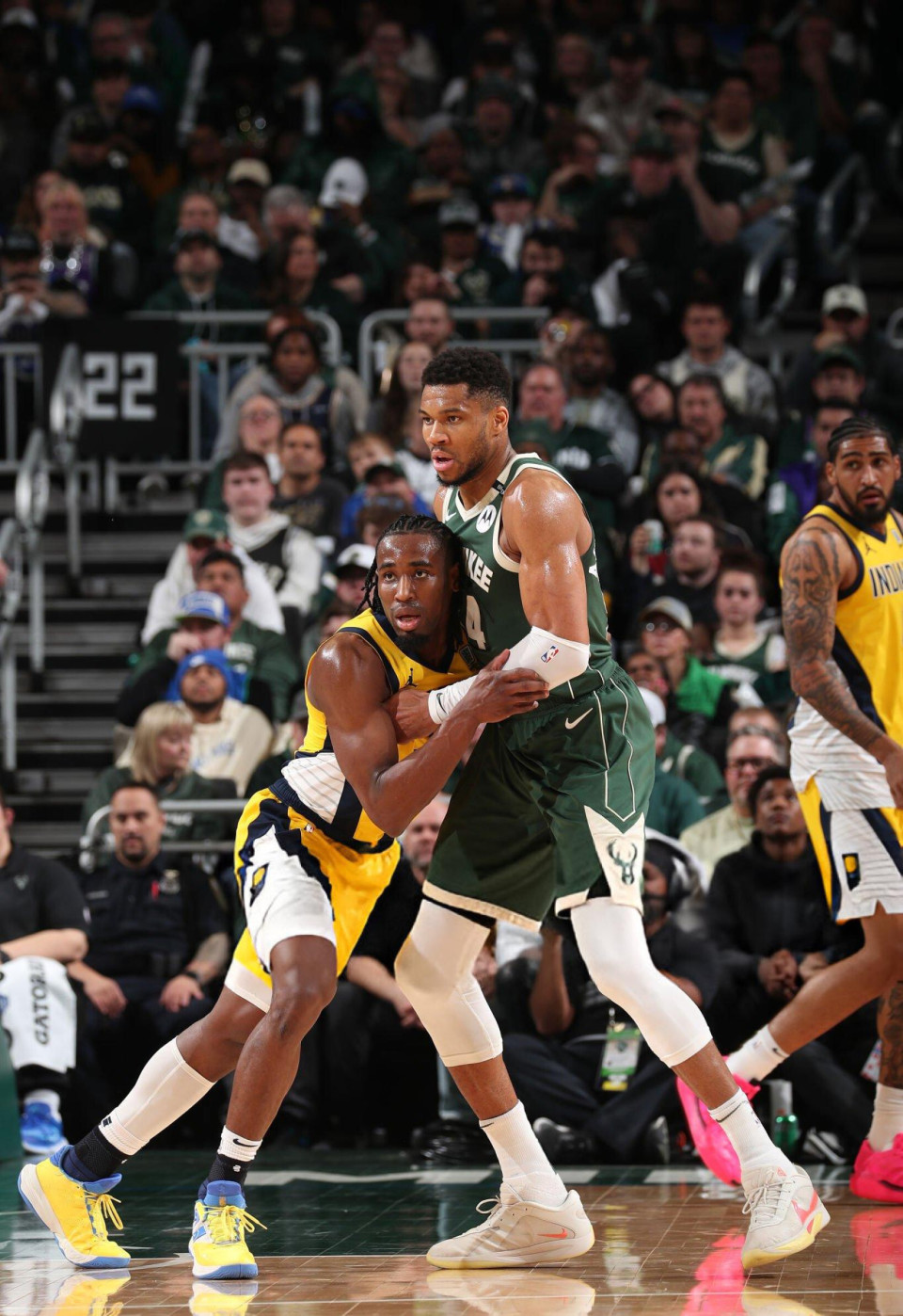 雄鹿遭遇连败，字母哥全场22投只命中6球