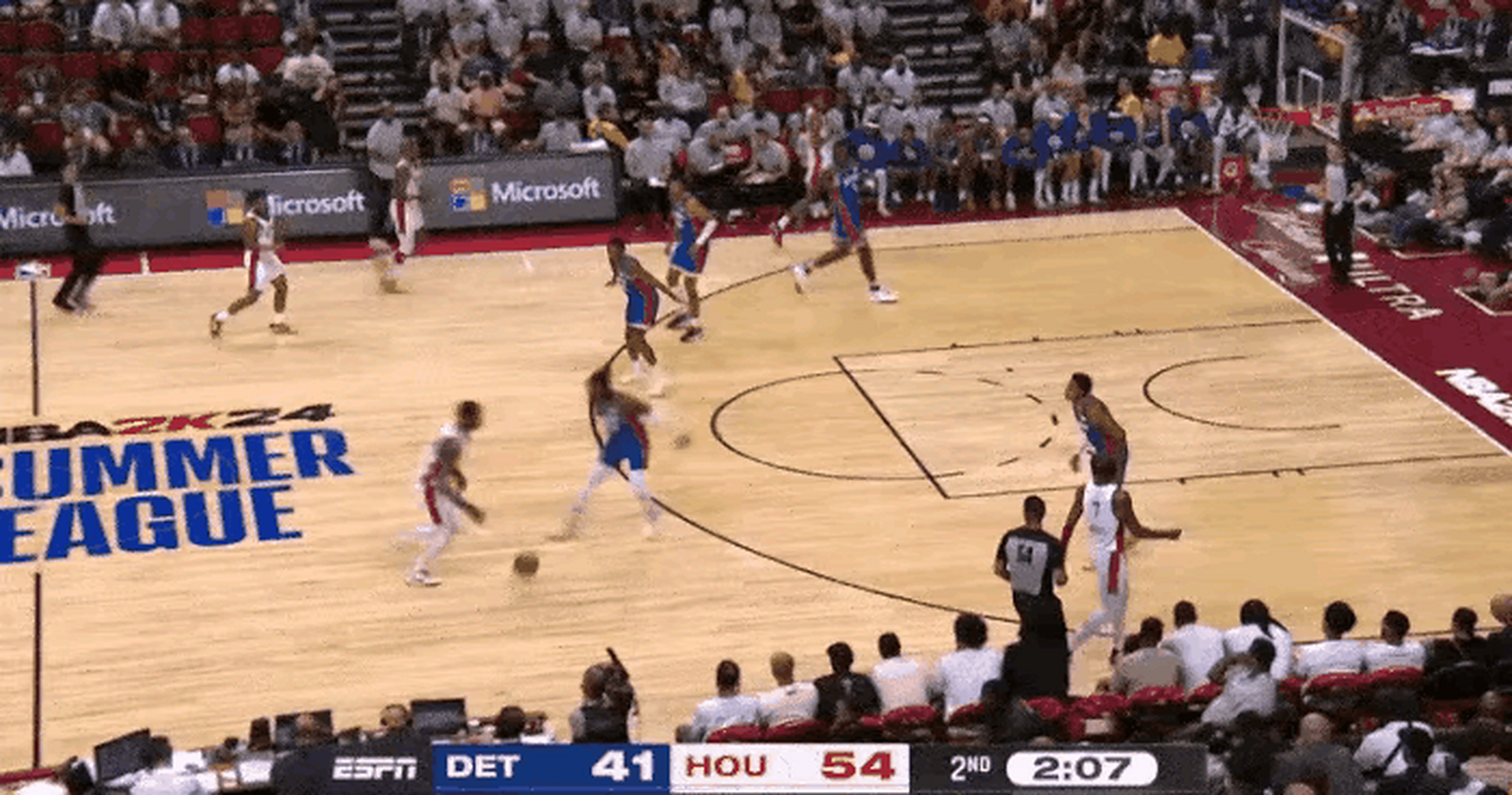 「火箭逆转击败活塞，实现反弹」