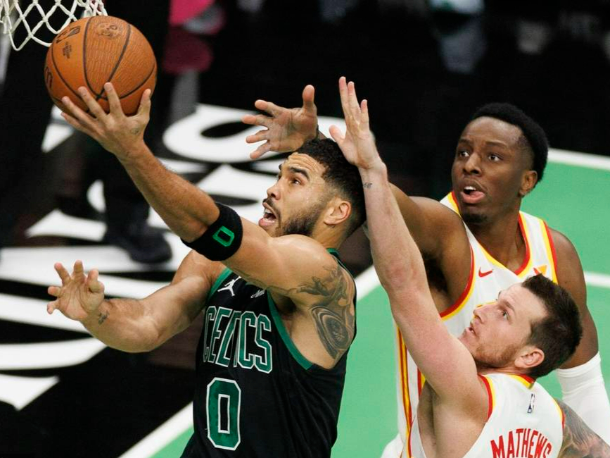 关于老鹰击败凯尔特人，特雷-杨砍下30分的信息